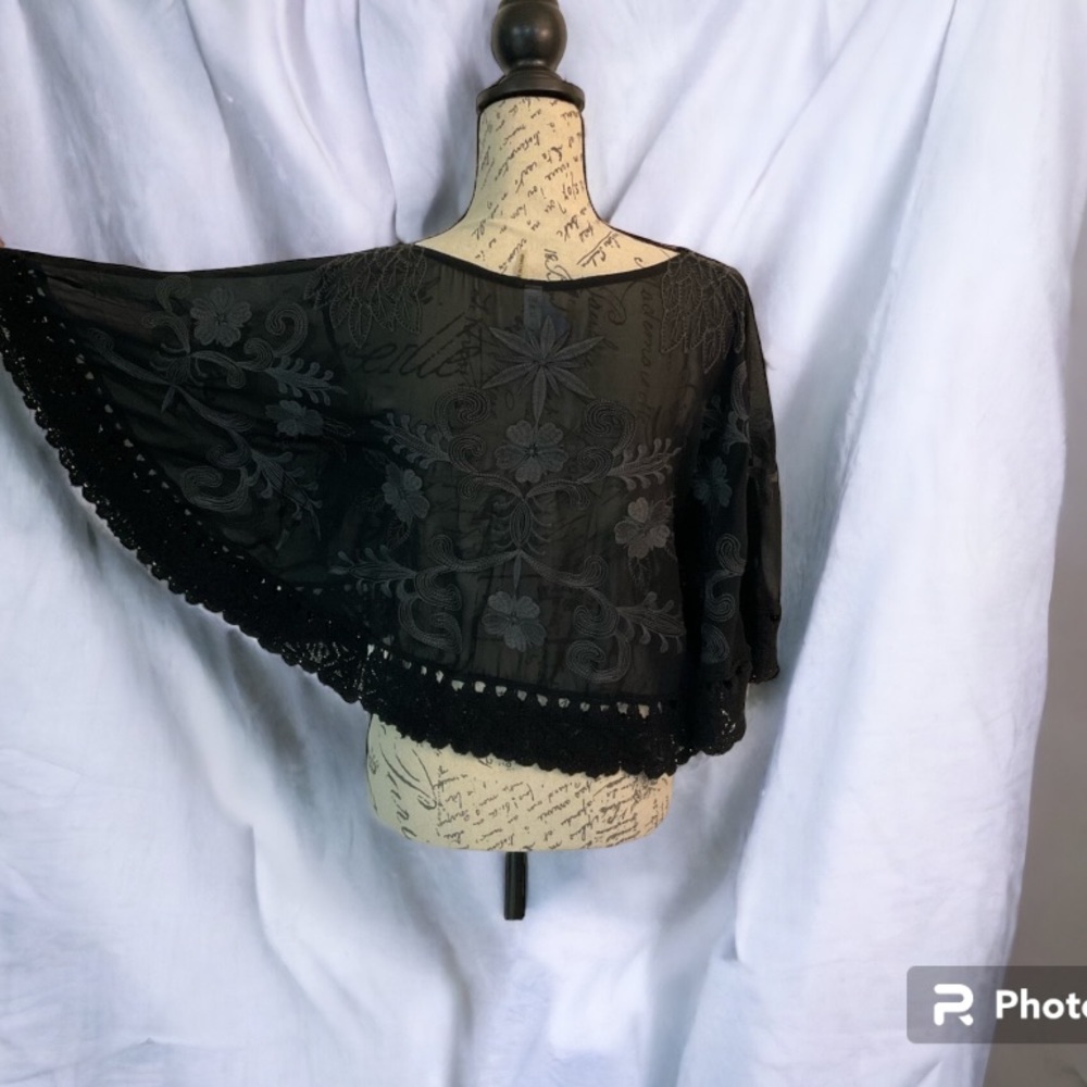 MUR MUR SHEER PONCHO EMBROIDERED OVERLAY TOP, CROCHET BOTTOM BLK SMALL LIKE NEW